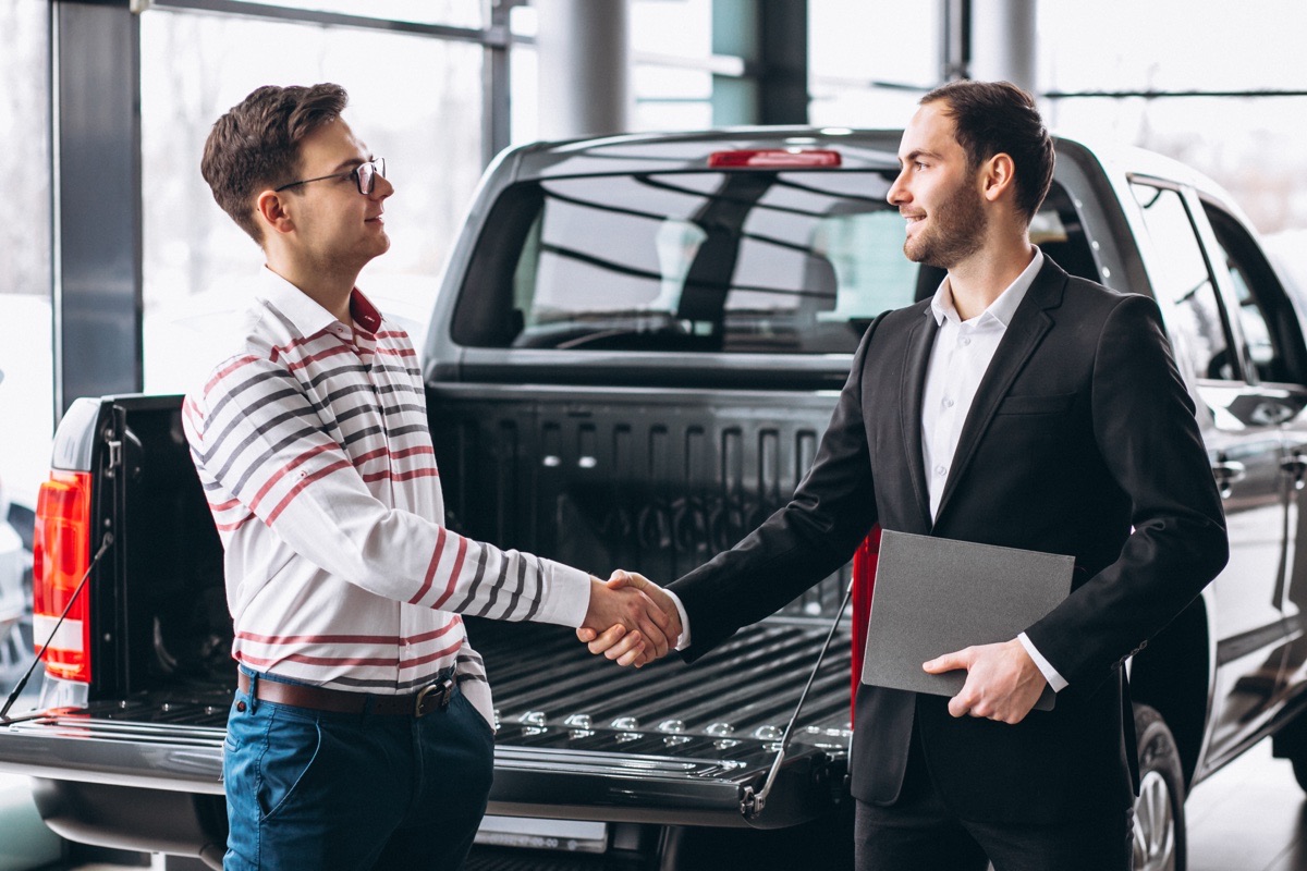 Plataforma B2B Autotraders — gestión digital de vehículos usados en sala de exhibición automotriz